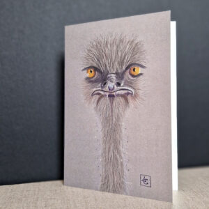 Carte postale d'art représentant un portrait d'autruche peint à l'aquarelle, capturant l'expression unique et les détails de cet animal majestueux