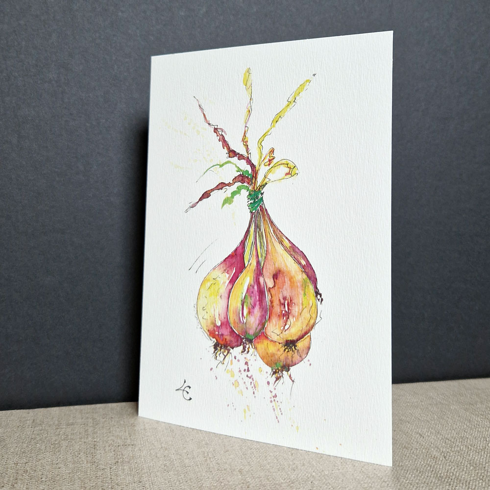 Botte d'oignons 1 Carte postale représentant une botte d'oignons multicolores peinte à l'aquarelle, mettant en valeur leurs teintes vibrantes et leurs formes délicates