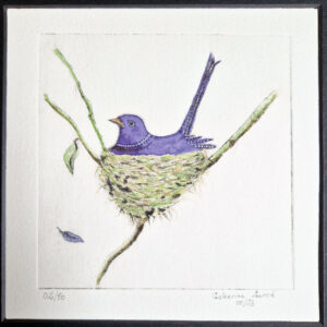 gravure sur presse et coloration oiseau violet dans un nid